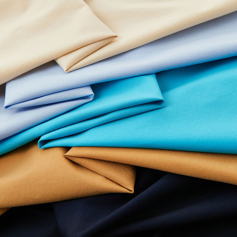 OEM ODM geborduurde polo shirts voor mannen Custom designs Kleur hals knop voorkant