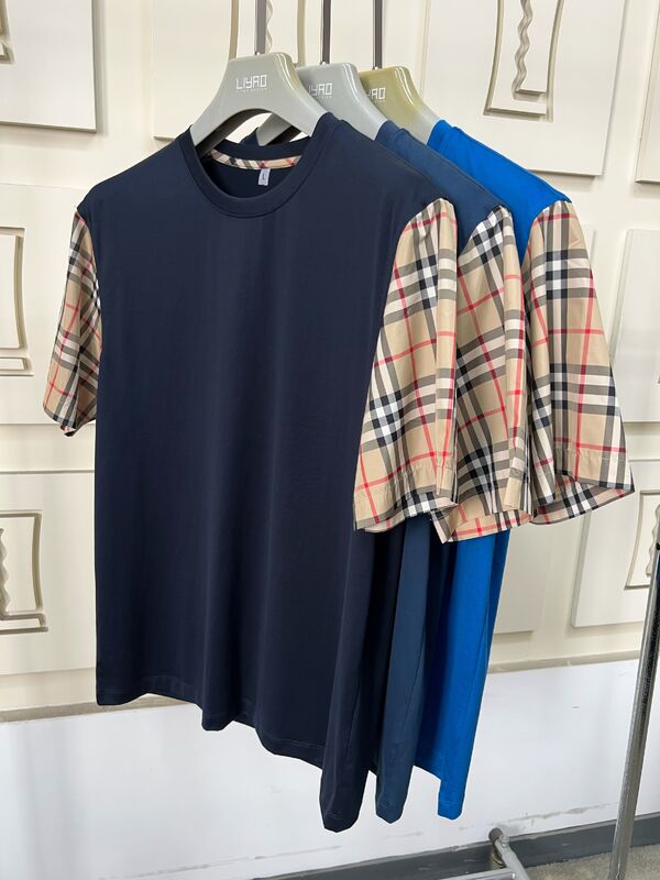 Mensen mode T-shirts met iconische plaid mouwen, regelmatig fit crew nek, hoogwaardige katoen