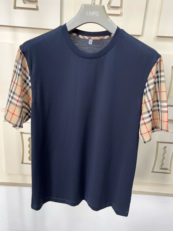 Mensen mode T-shirts met iconische plaid mouwen, regelmatig fit crew nek, hoogwaardige katoen