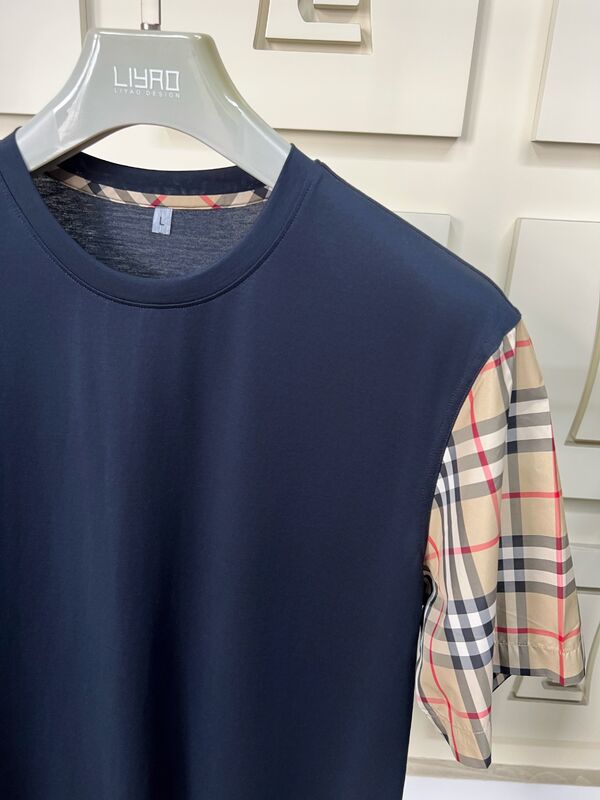 Mensen mode T-shirts met iconische plaid mouwen, regelmatig fit crew nek, hoogwaardige katoen