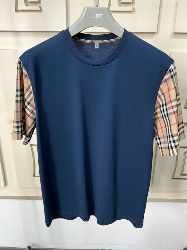 Mensen mode T-shirts met iconische plaid mouwen, regelmatig fit crew nek, hoogwaardige katoen