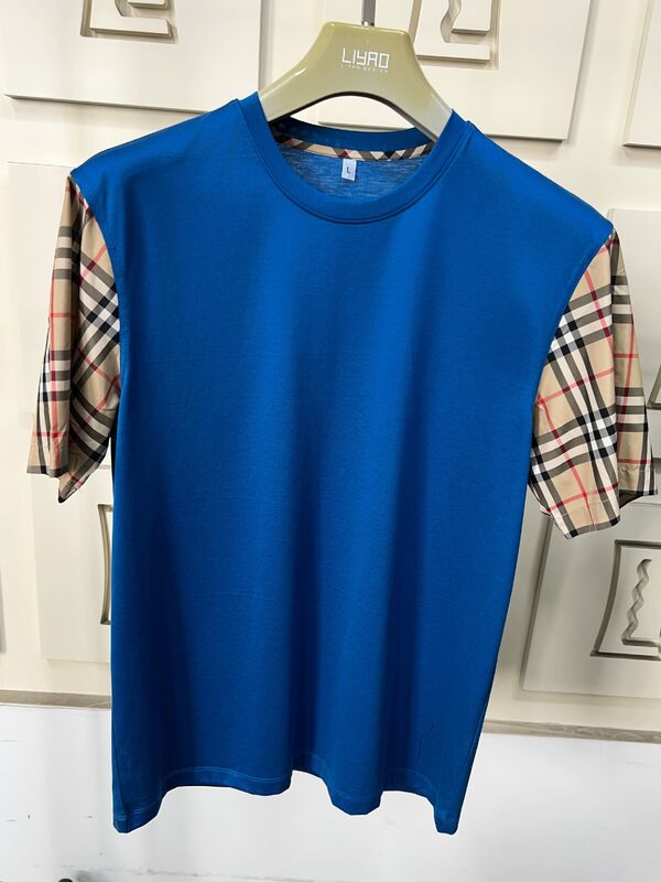 Mensen mode T-shirts met iconische plaid mouwen, regelmatig fit crew nek, hoogwaardige katoen